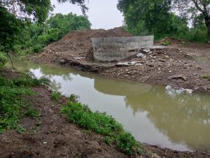 Read more about the article जल जीवन मिशन च्या विहिरीमुळे नाल्याच्या पुराचे पाणी शिरले गावात : सावित्री (पिंपरी) गावचे वास्तव<br>(नाल्याच्याकाठाला सुरक्षाभिंत बांधुन देण्याची नागरीकांची मागणी)