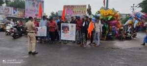 Read more about the article किरीट सोमय्या यांच्या पोस्टरवर जोडे व शेणाचा मारा: युवासेनातर्फे किरीट सोमय्या यांच्या आक्षेपार्य व्हायरल व्हिडीओचा केला जाहीर निषेध