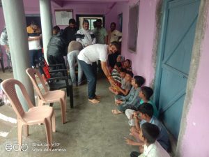 Read more about the article देवेंद्र फडणवीस यांच्या वाढदिवसानिमित्त  विद्यार्थ्यांना, फळांचे वाटप