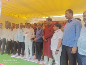 Read more about the article कंत्राटदारांचे साखळी उपोषण संपन्न, राळेगाव: माजी मंत्री प्रा.वसंत पुरके यांच्याशी चर्चा करताना तालुक्यातील कंत्राटदार