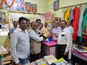 Read more about the article माणुसकीची भिंत<br>सामाजिक कार्याने मेहरे झाले प्रभावित