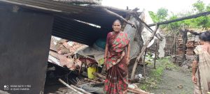 Read more about the article ढगफुटीसदृश्य पावसाने घर पडले ,निराधार वृद्ध महिलेचा संसार उघड्यावर