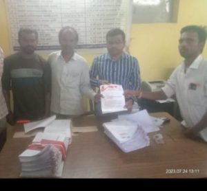 Read more about the article अतिवृष्टीमुळे झालेल्या मौजे बाळदी येथील शेतकऱ्यांच्या शेताचे पंचनामे करा : (‘प्रहार’ जनशक्ती पक्ष,शाखा बाळदि,यांचे तहसीलदार यांना निवेदन)