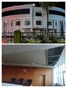Read more about the article नगर पंचायतच्या सभागृहाचे अल्पावधीतच छताची पीओपी कोसळली ,९ कोटी ९९,लक्ष रुपये खर्चून बांधलेल्या भव्यदिव्य इमारतीला गेले तळे