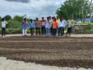 Read more about the article भाविक भाऊ भगत हेल्प फाऊंडेशन युवा ब्रिगेडने अखेर श्रमदान करुन बुजविले पुलावरील खड्डे