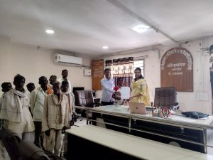 Read more about the article आमच्या गावचा तलाठी बदलवून द्या हो साहेब, गावकऱ्यांशी उद्धट भाषा वापरुन देतात धमकी