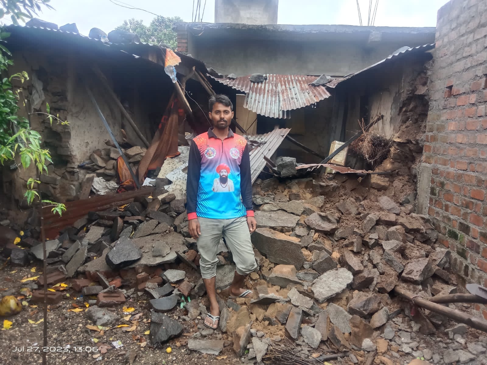 Read more about the article सततच्या चालू असलेल्या मुसळधार पावसामुळे नागेशवाडी येथील  घर पडले,शासकीय मदत मिळावी अशी मागणी