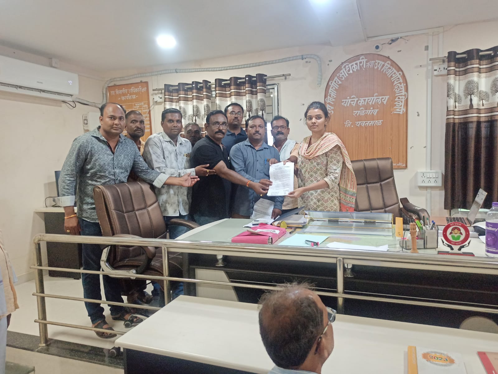 Read more about the article <em>अतिवृष्टीने पिकांचे झालेल्या नुकसानीची नुकसान भरपाई व नाला खोलीकरण व सरळीकरण देण्यासाठी उपविभागीय अधिकाऱ्यांनी दिले निवेदन</em>