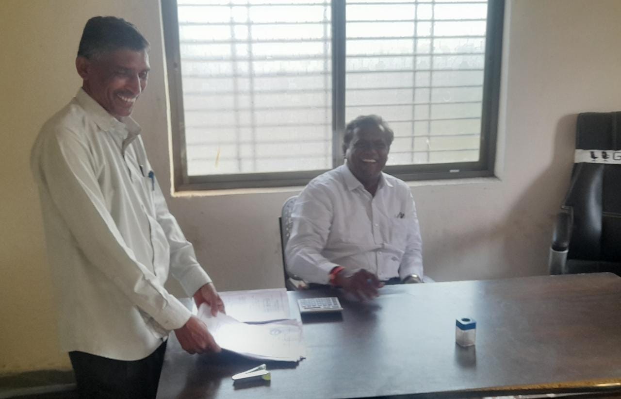 Read more about the article मौजे सारखंनी येथील कर्तव्यनिष्ठ ग्रामसेवक वाडेकर यांची बदली केल्यास थेट मुख्यमंत्री यांना भेटणार – जिलानी शेख