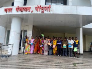 Read more about the article सफाई कामगारांना रेनकोट वितरण करीत सुधीरभाऊ मुनगंटीवार यांचा वाढदिवस केला साजरा,नगराध्यक्षा सुलभाताई गुरुदास पिपरे यांचा अनोखा उपक्रम