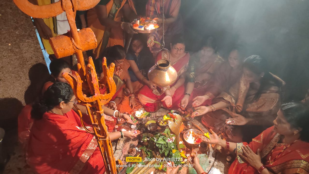 Read more about the article <em>ना. सुधीरभाऊ मुनगंटीवार यांच्या दिर्घा आयुष्या साठी महिला मोर्चाच्या वतीने राजराजेश्वर मंदिरात अभिषेक</em>