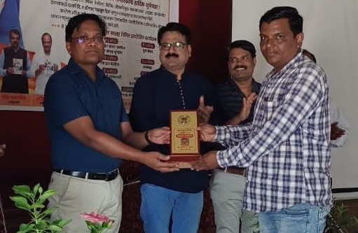 Read more about the article <em>उत्कृष्ठ तलाठी म्हणून सुमेध अघम उपविभागीय अधिकाऱ्यांतर्फे सन्मानित</em>