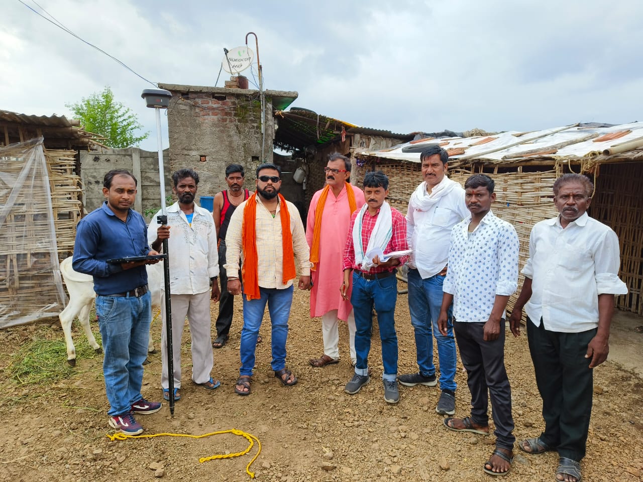 Read more about the article शिवसेनेच्या शिष्टमंडळाला दिलेल्या आश्वासनाची पुर्णता करून भुमि अभिलेख कार्यालयामार्फत राळेगाव शहरातील घरकुल लाभार्थींच्या जागेची मोजणी करण्यास प्रारंभ