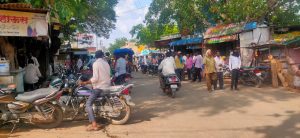 Read more about the article अवैध पार्किंग पोलिसांना दिसत नाही का वाहतूक कोंडीला जबाबदार कोण ? रस्त्यावर उभी केली जातात वाहने