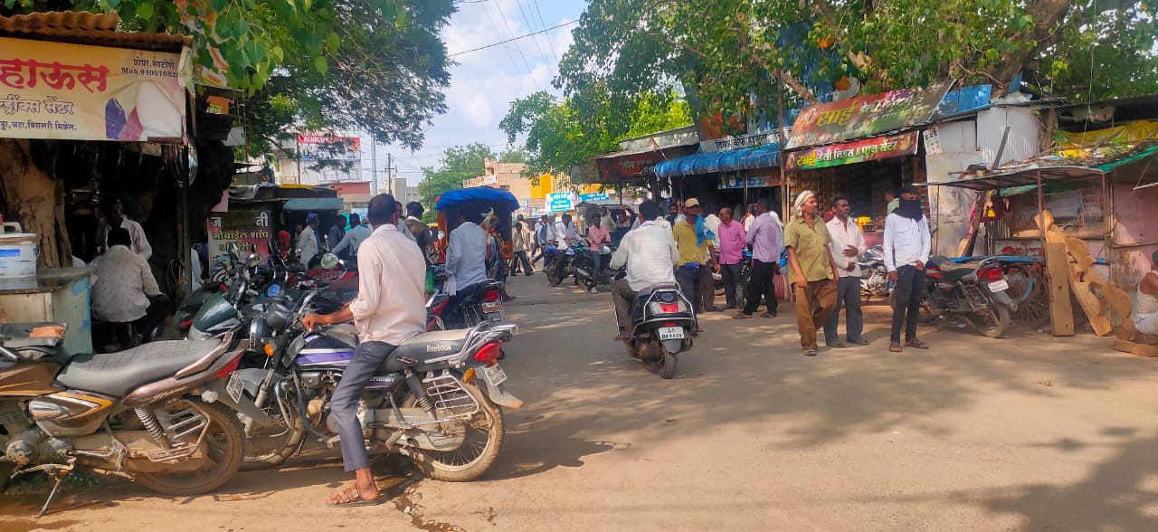 Read more about the article अवैध पार्किंग पोलिसांना दिसत नाही का वाहतूक कोंडीला जबाबदार कोण ? रस्त्यावर उभी केली जातात वाहने