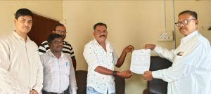 Read more about the article मंडळ अधिकारी व तलाठी यांच्या हस्ते रिधोरा येथील शेतकऱ्यांना फेरफार व सातबाराचे वाटप