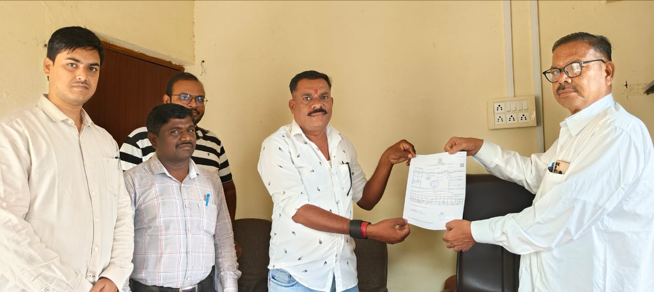 Read more about the article मंडळ अधिकारी व तलाठी यांच्या हस्ते रिधोरा येथील शेतकऱ्यांना फेरफार व सातबाराचे वाटप