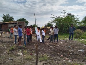 Read more about the article भाविक भाऊ भगत हेल्प फाऊंडेशन युवा ब्रिगेडने अखेर श्रमदान करुन बुजवीले बोरगाव भवानी पुलावरील खडडे