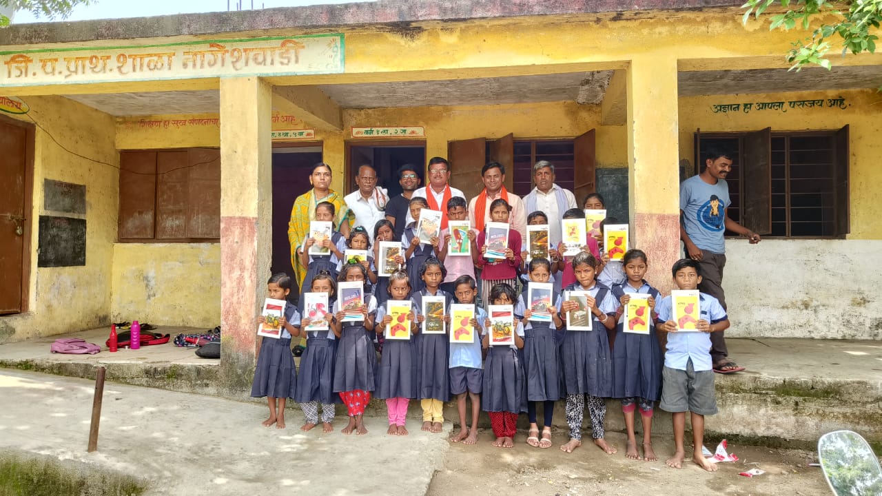 Read more about the article शिवसेना उपतालुकाप्रमुख अंकुश भाऊ राठोड यांच्या वाढदिवसानिमित्त जि.प शाळा नागेशवाडी येथे वह्या पेन चॉकलेट देऊन केला साजरा