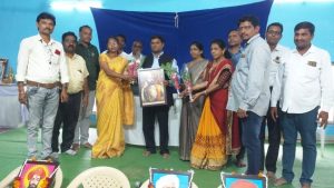 Read more about the article अखेर तीनही महिला शिक्षिकांना परत मिळाली नोकरी<br>गजानन ऊल्हे यांचा महिला शिक्षिकाद्वारा जाहीर सत्कार!