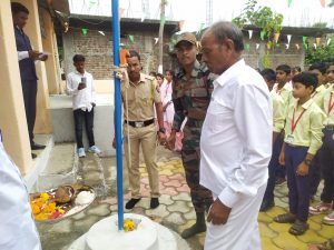 Read more about the article निंगनूर ग्रामपंचायत येथे विरपुत्र सचिन भोळे व महाराष्ट्र पोलीस ज्ञानेश्वर प्रल्हाद जाधव यांच्या हस्ते झेंडावंदन