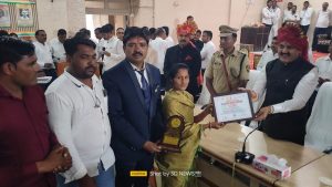 Read more about the article टाकळी ईसापुर येथील सरपंच सौ . उज्वला प्रभाकर हाके सचीव पी. के. कदम स्वातंत्र्यदिनी जिल्हाधीकारी कार्यालय यवतमाळ येथे सन्मानित