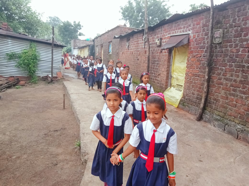 Read more about the article प्रभात फेरी काढून जिल्हा परिषद शाळेत स्वातंत्र्य दिन उत्साहात साजरा