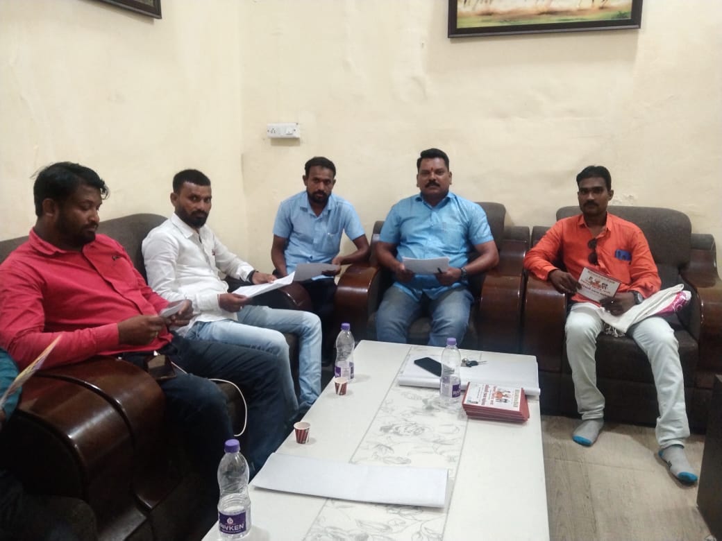 Read more about the article आदिवासी एकता महोत्सव कार्यक्रम संदर्भाने पत्रकार परिषद संपन्न,बिरसा ब्रिगेडचे तालुकाध्यक्ष सुधाकर चांदेकर सह कार्यकर्त्ते उपस्थित