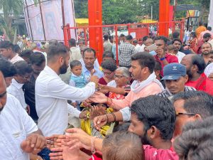 Read more about the article मनसे तर्फे नागमंदिर परीसरात भक्तांसाठी फळ वाटप ,शेकडो भक्तांनी घेतला लाभ