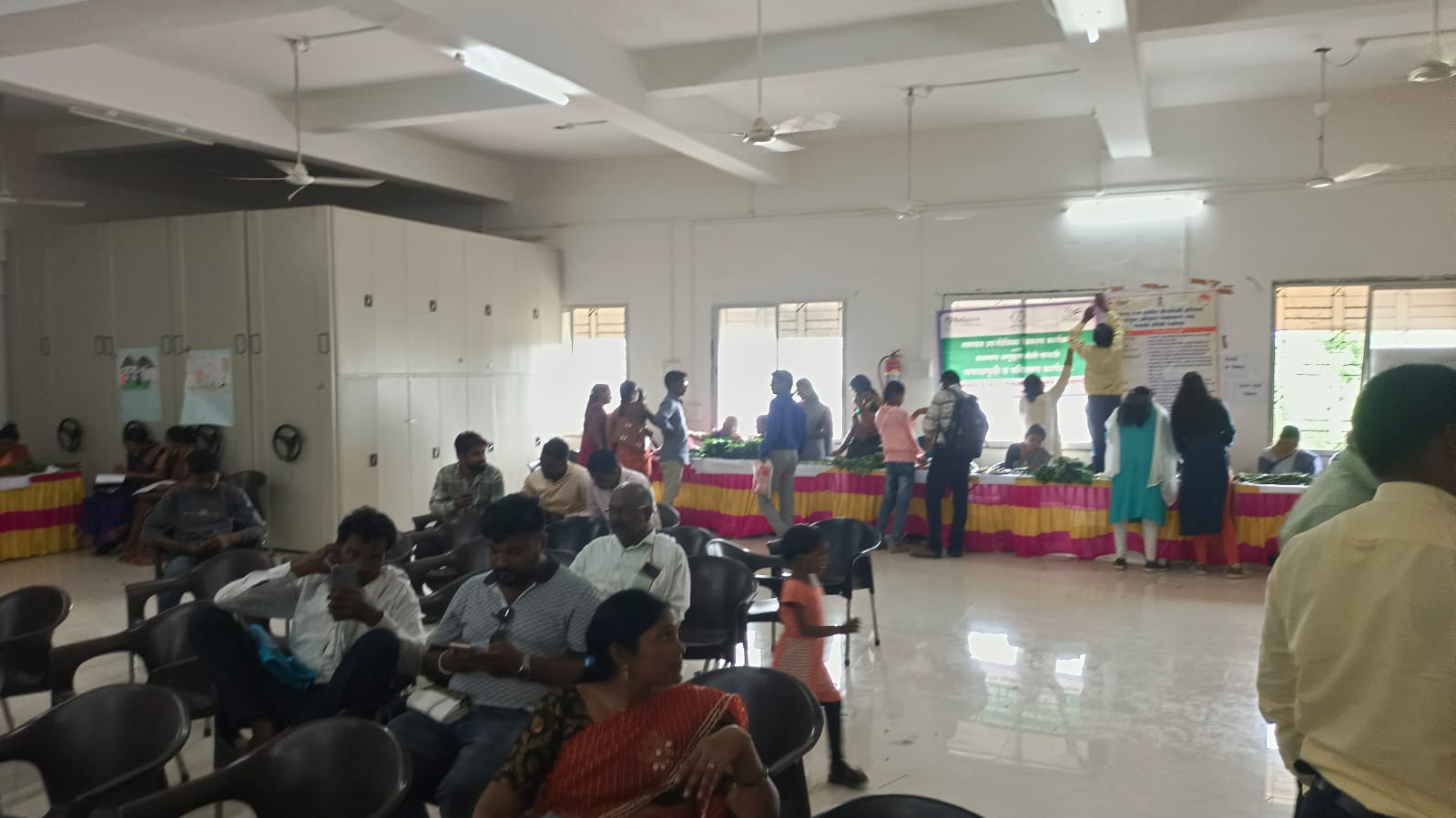 Read more about the article रानभाजी महोत्सवाला शेतकऱ्यांचा थंड प्रतिसाद रानभाजी महोत्सवाला अधिकारी कर्मचारी झाले ग्राहक