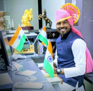 Read more about the article बेस्ट कॉस्ट्युम डिझायनर म्हणून मेट येथील ज्ञानेश्वर चव्हाण सन्मानित