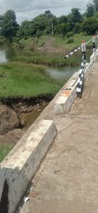 Read more about the article चिंचघाट येथील मुख्य रस्त्यावरील पुलाचा लोखंडी कठडा चोरीला