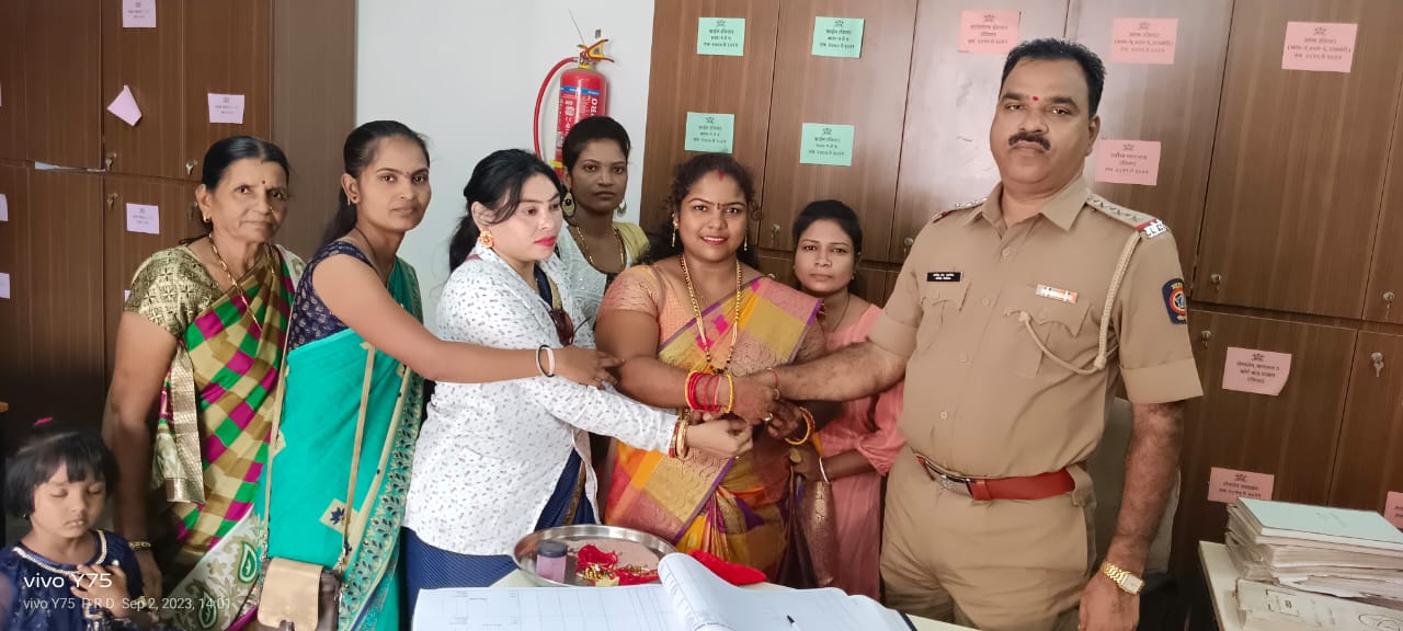 Read more about the article राखीचा धागा नसून महिलांच्या रक्षणाचे बंधन आहे,<em>बल्लारपूर मनसे महिला सेना,कल्पना ताई पोतर्लावार कडून पोलीस दलात रक्षाबंधन सोहळा उत्साहात संपन्न</em>