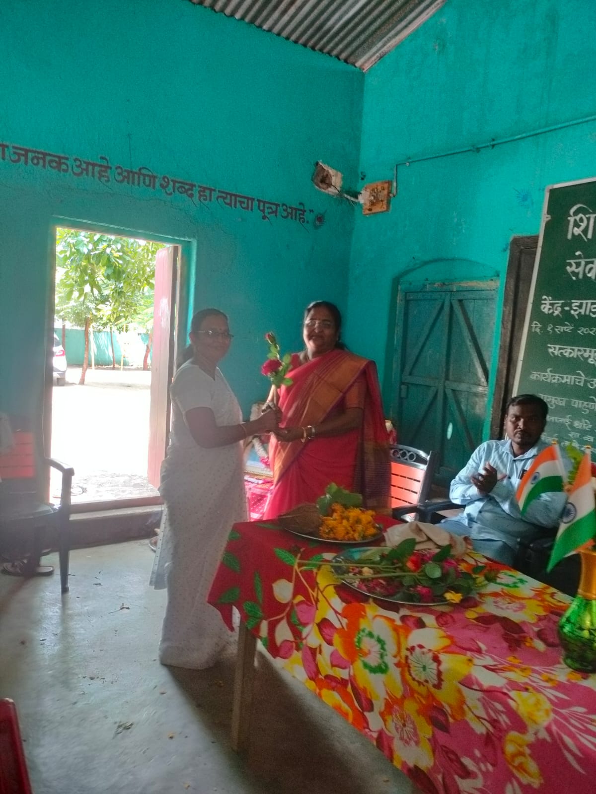 Read more about the article पिपळखुटी येथे शिक्षणपरीषद व सेवापूर्ती समारंभ