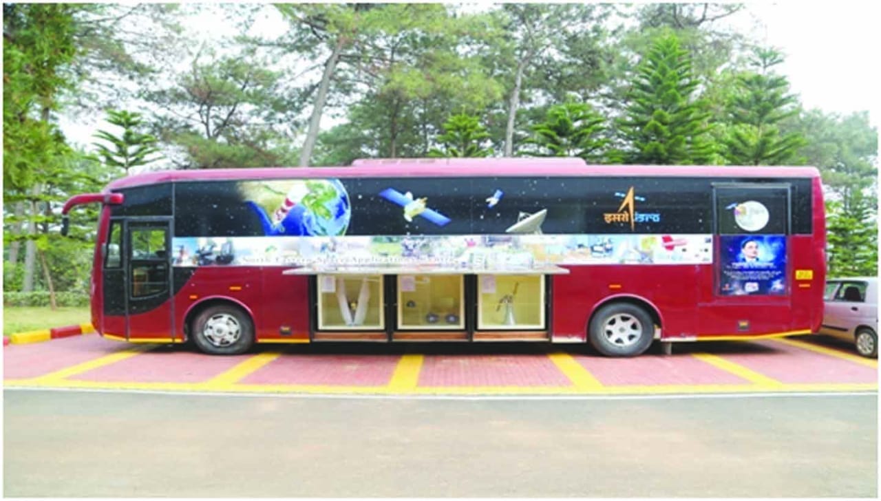 Read more about the article बरडगाव येथे फिरते अंतरिक्ष महायात्रेचे आयोजन