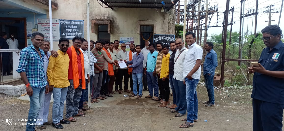 Read more about the article शेतीकरीता शेतक-यांना पिकाला पाणी देण्यासाठी दिवस रात्र विनाखंडीत विज पुरवठा करावा शिवसेनेचा इशारा (ऊ.बा.ठा.गट)