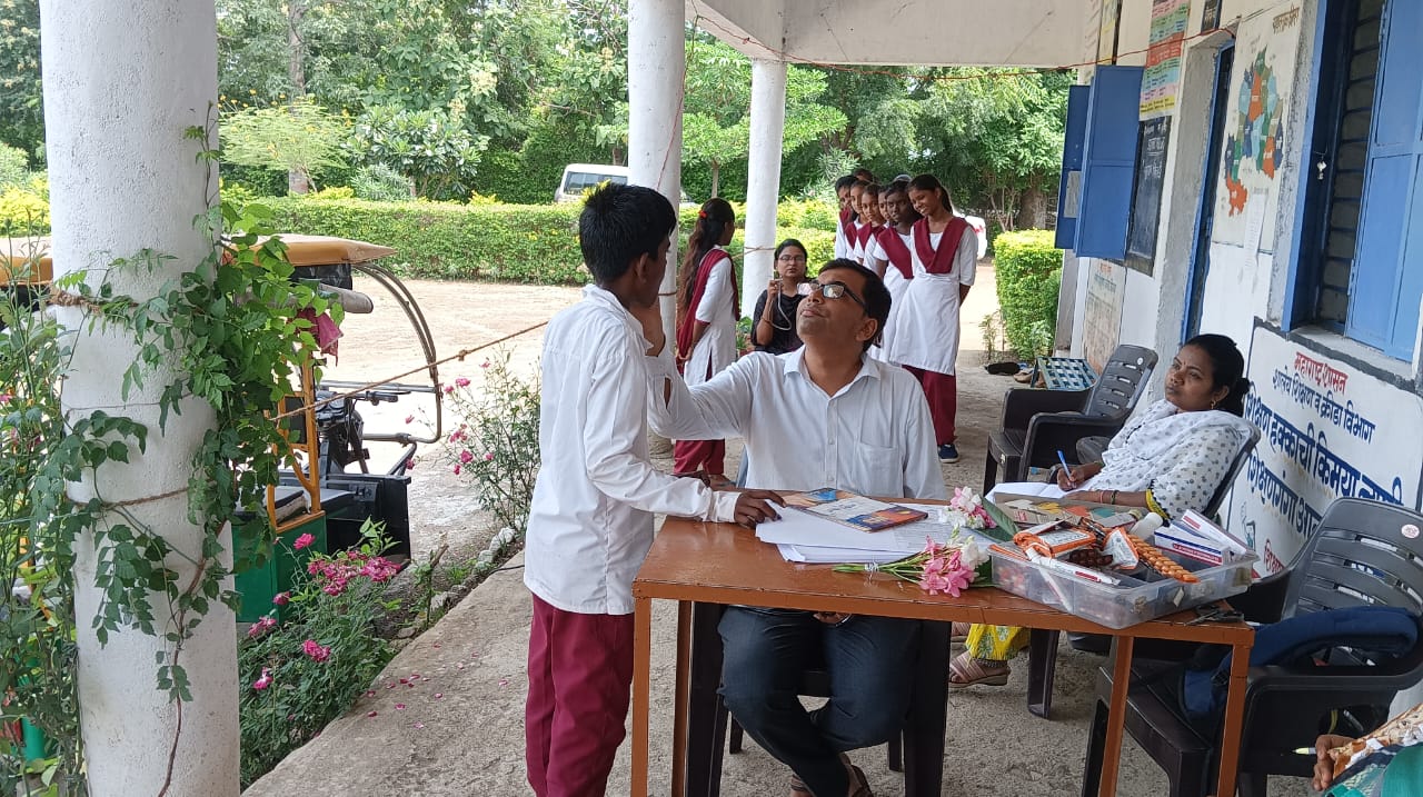 Read more about the article सर्वोदय विद्यालयात आरोग्य तपासणी