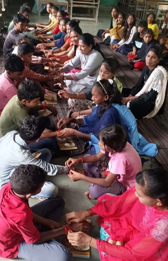 Read more about the article शासकिय आश्रम शाळा देवई येथे  रक्षाबंधन उत्साहात साजरा,अल्काताई आत्राम यांचा पुढाकार