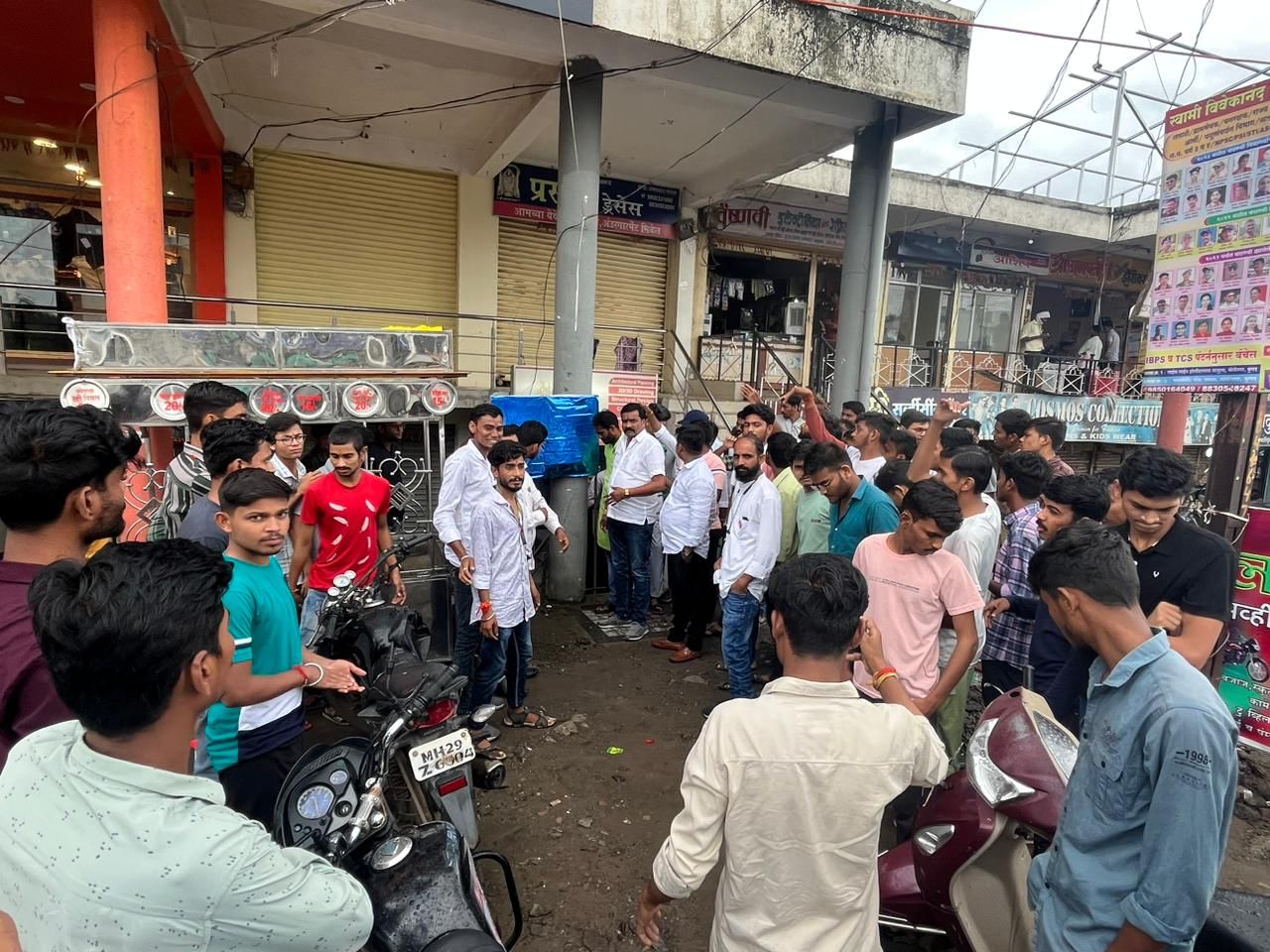 Read more about the article <em>पुसद तालुक्यातील व शहरातील युवकांचा महाराष्ट्र नवनिर्माण सेना पक्षात पक्षप्रवेश शाखा उद्धघाटन</em>