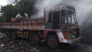 Read more about the article माचिसचे गठ्ठे घेऊन जाणारा भरधाव ट्रक पेटला; राष्ट्रीय महामार्गावरील खातारा गावानजीकची घटना