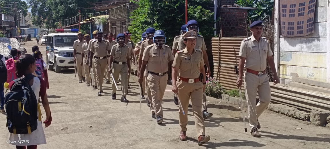 Read more about the article ढाणकी शहरात शांतता कायम ठेवण्यासाठी पोलिसांचे पथसंंचलन
