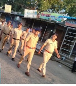 Read more about the article शांतता व सुव्यवस्था राखण्यासाठी मुकूटबन पोलिसांचा रुटमार्च