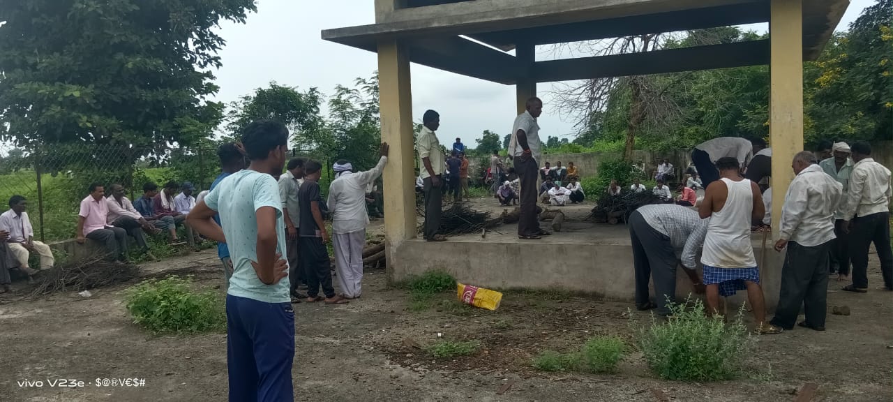 Read more about the article स्मशानभूमीची दुरावस्था,सगळा परिसर गवत कचऱ्यांनी गाजलेला,वरूड गावची व्यथा