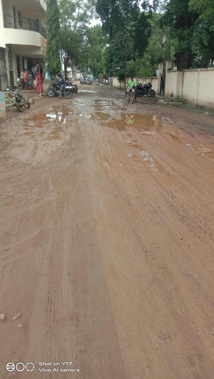 Read more about the article वर्षभरापूर्वी आमदारांचे हस्ते रस्ता बांधकामाचे उद्घाटन, परंतु रस्ता अजुनही “जैसे थे” चं