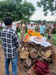 Read more about the article धारमोहा येथील पोलीस शिपाई नंदकिशोर जाधव यांच्यावर शासकीय ईतमामात अंत्यसंस्कार