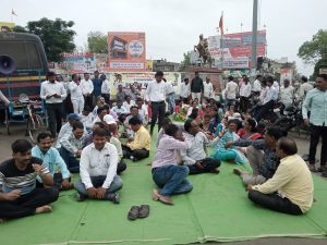 Read more about the article नोकऱ्यांचे खाजगीकरण व कंत्राटीकरण आणि सरकारी शाळांचे व्यापारीकरण हा अन्यायकारक निर्णय मागे घ्या : शिक्षक-शिक्षकेतर कर्मचारी संघटना आणि सामाजिक संघटना, वणी यांची मुख्यमंत्र्यांना निवेदनाद्वारे मागणी