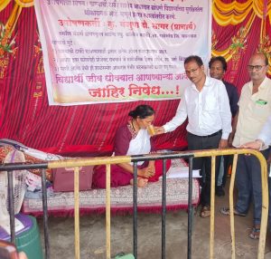 Read more about the article उपोषणाला बसलेल्या मुख्याध्यापिका सागर याना लिंबू सरबत पाजून उपोषणाची सांगता,  अखेर निर्धारित जागेवरच होणार जलकुंभ