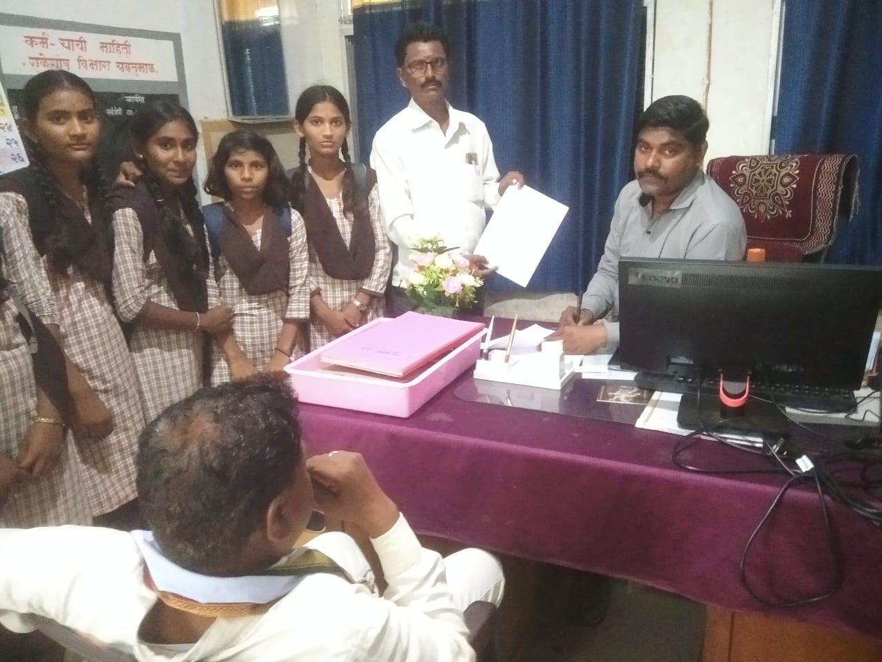 Read more about the article बस अभावी विद्यार्थ्यांची पायपीट, राळेगाव तालुक्यातील कळमनेर येथे बस थांबत नसल्याने विद्यार्थ्यांचे शैक्षणिक नुकसान