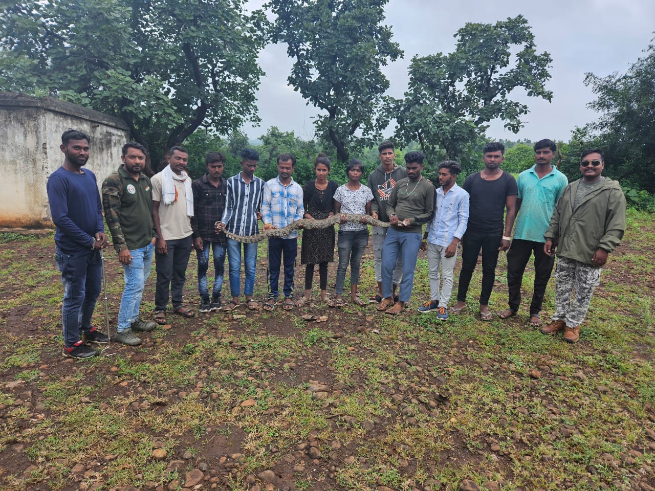 Read more about the article <em>सर्पमित्रा कडुन आणखी एका अजगर ला जीवनदान”</em>