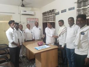 Read more about the article वसंत जिनिंगचे बॅंक प्रतिनिधी मोहन नरडवार यांचा शाल श्रीफळ व पुष्पगुच्छ देऊन सत्कार